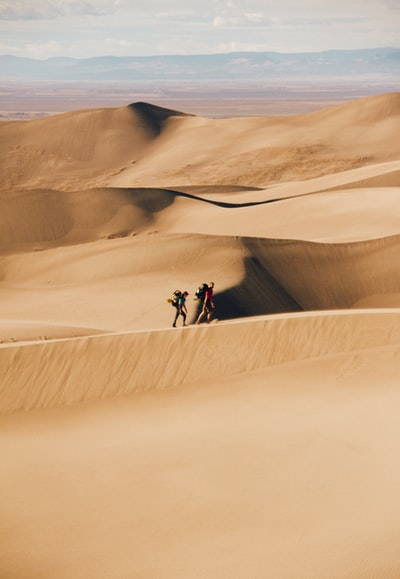 人们白天在沙漠里散步